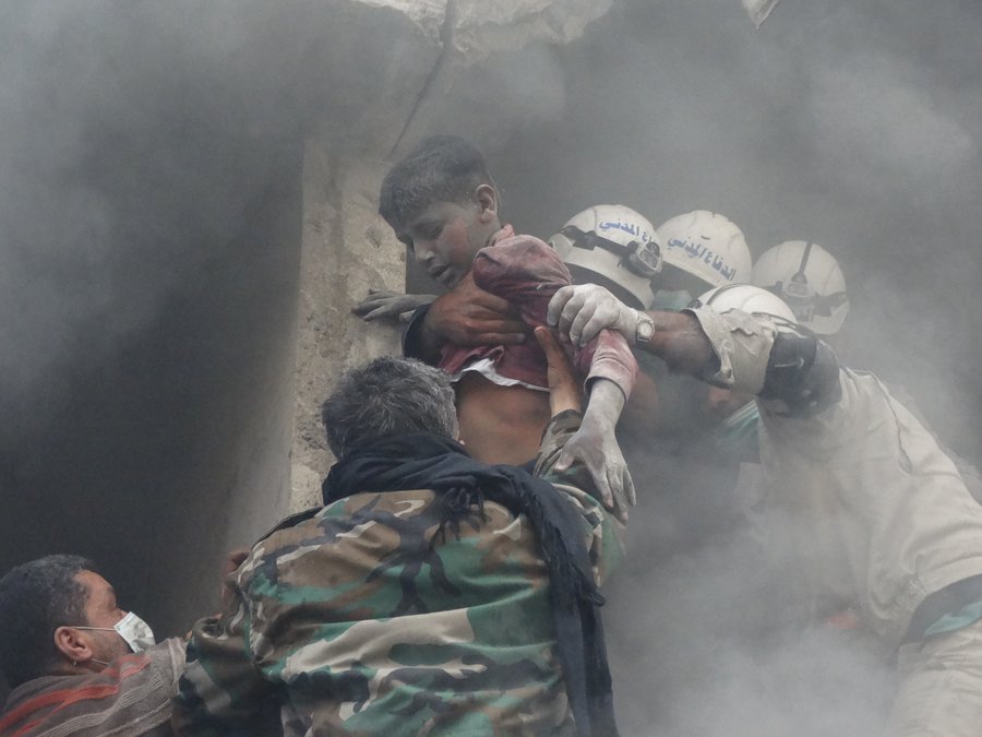 إنقاذ طفل بعد قصف الطيران الجوي لإحياء حلب السكنية