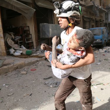 إخلاء طفل إصيب جراء قصف جوي على مدينة حلب