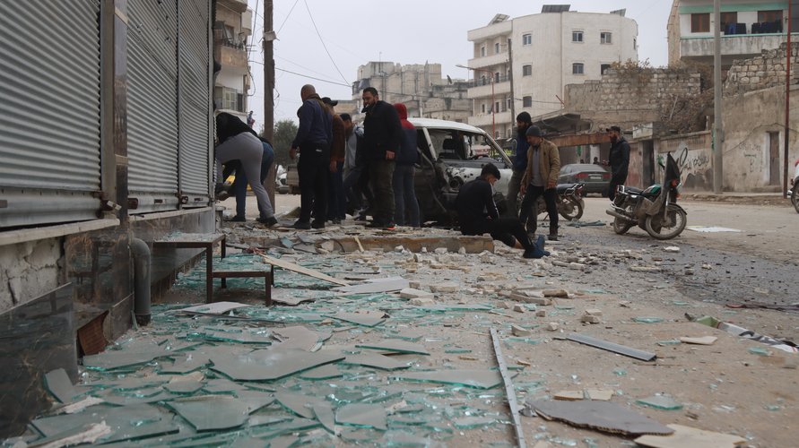 قصف صاروخي على مدينة إدلب أدى لإصابة 15  شخصاً بجروح